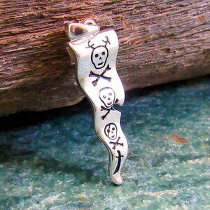 Solid 925 Sterling Silver Skull & Crossbones Francis Drake Pirate Flag Pendant